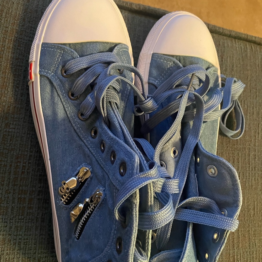 Super cute high top sneakers! Brand New! Never worn! 9.5